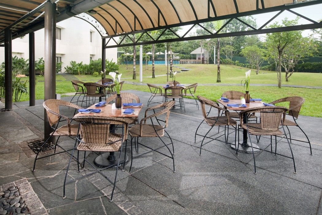 Dorsett Grand Subang Hotel Subang Jaya Exterior foto The outdoor dining area at the hotel
