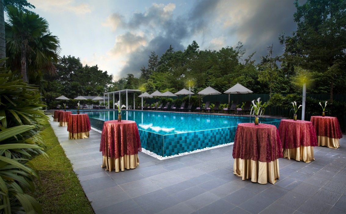 Dorsett Grand Subang Hotel Subang Jaya Exterior foto The swimming pool at the hotel