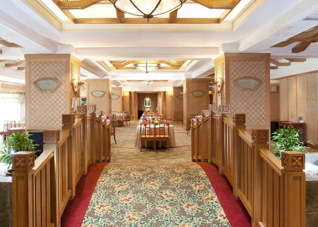 Dorsett Grand Subang Hotel Subang Jaya Restaurant foto The interior of the restaurant